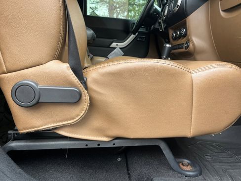 Used 2012 Jeep Wrangler Unlimited Sahara w/ Connectivity Group image 27