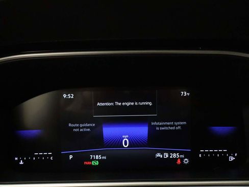 Used 2025 Volkswagen Taos SE w/ Panoramic Sunroof Package image 8