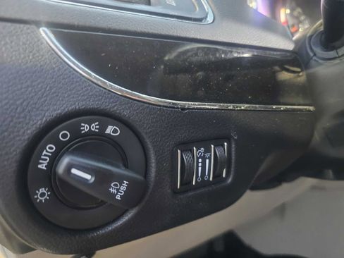 Used 2016 Chrysler Town & Country Limited image 13