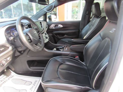 Used 2025 Chrysler Pacifica Limited FWD image 9