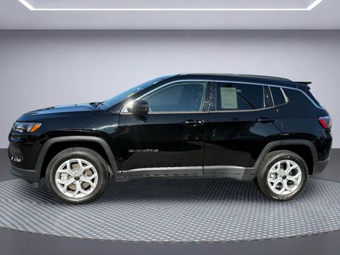 Used 2025 Jeep Compass Latitude w/ Sun & Sound Group AWD/4WD image 3