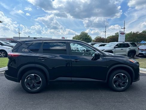 Used 2024 Nissan Rogue SV AWD/4WD image 2