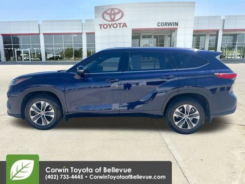 Certified 2021 Toyota Highlander XLE AWD/4WD image 2