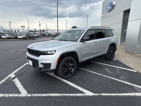 Used 2023 Jeep Grand Cherokee L Laredo image 2