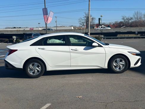 Used 2025 Hyundai Elantra SE image 9