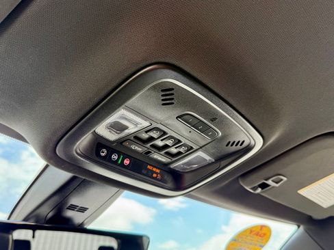 Used 2023 Chevrolet Traverse Premier image 32