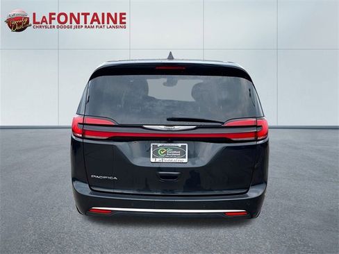 Used 2023 Chrysler Pacifica Touring-L image 6