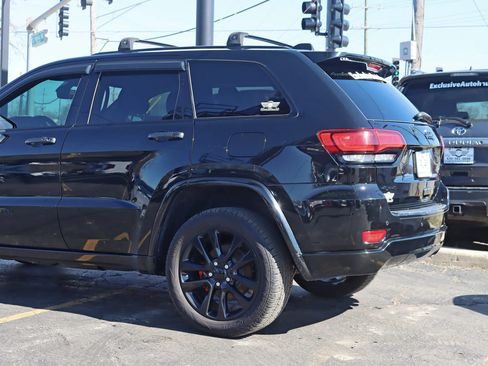 Used 2017 Jeep Grand Cherokee Altitude AWD/4WD image 13
