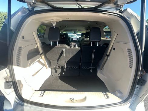 Used 2023 Chrysler Pacifica Touring-L FWD image 11
