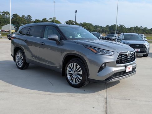 Certified 2026 Toyota Highlander Platinum AWD/4WD image 7