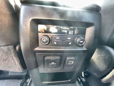 Used 2023 Chevrolet Traverse Premier image 22