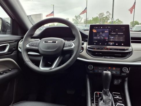 Used 2025 Jeep Compass Limited AWD/4WD image 5