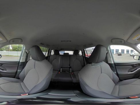 Used 2025 Toyota Highlander LE FWD image 44