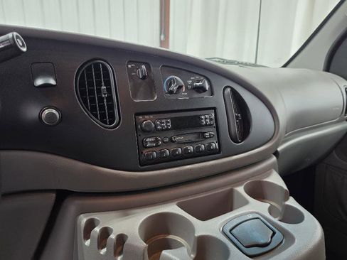 Used 2001 Ford E-350 and Econoline 350 Super Duty image 16