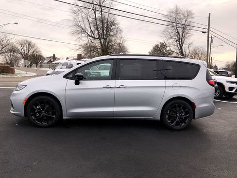 New 2026 Chrysler Pacifica Select image 11