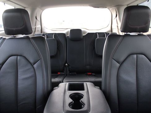 Used 2017 Chrysler Pacifica Touring-L Plus w/ Advanced Safetytec Group image 29