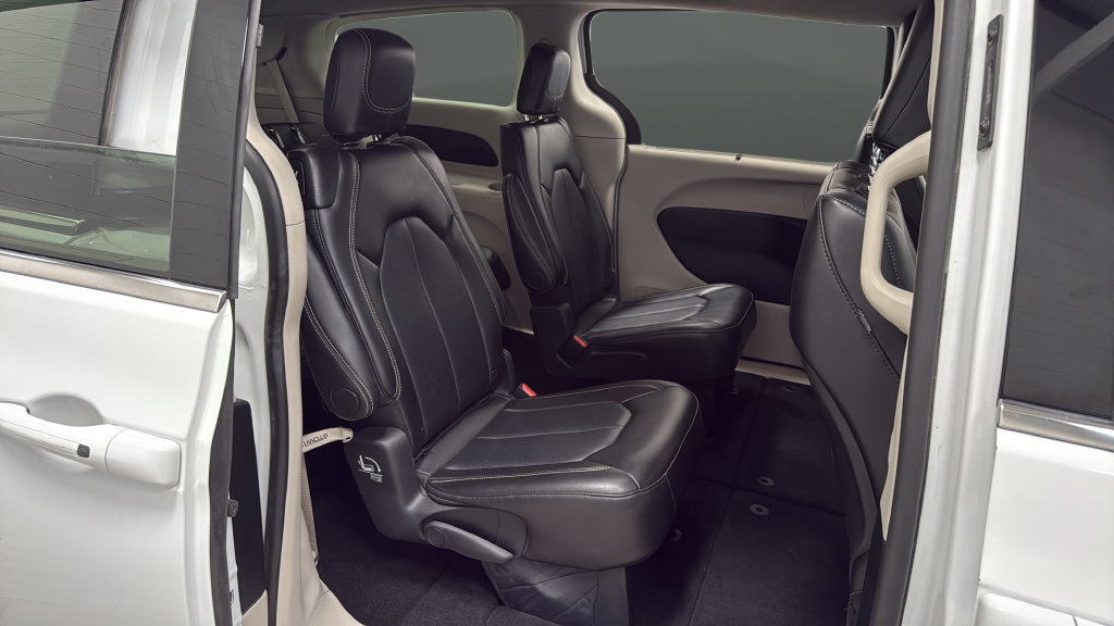 Used 2024 Chrysler Pacifica Touring-L FWD image 24