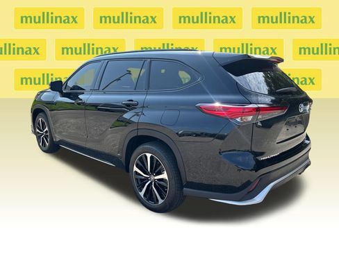 Used 2022 Toyota Highlander XSE FWD image 3