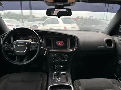Used 2017 Dodge Charger SE RWD image 12