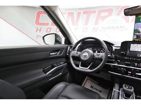 New 2025 Nissan Pathfinder SL image 6