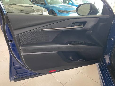 Used 2025 Toyota Camry SE image 13