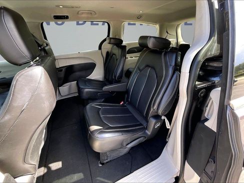 Used 2023 Chrysler Pacifica Touring-L FWD image 22