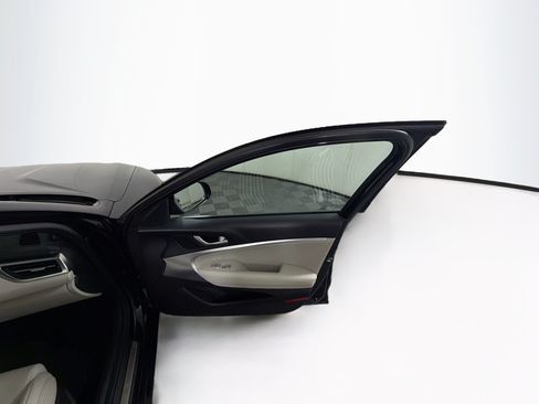 Used 2025 Genesis G70 2.5T RWD image 31