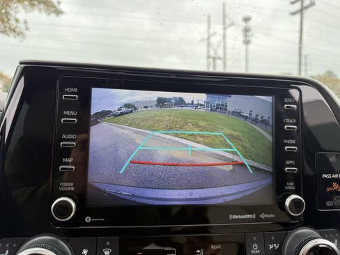 Used 2022 Toyota Highlander XLE image 23