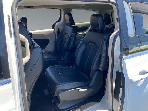 Used 2024 Chrysler Pacifica Limited FWD image 13