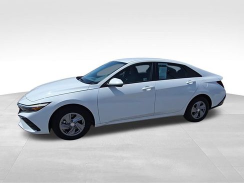 Used 2025 Hyundai Elantra SE FWD image 5