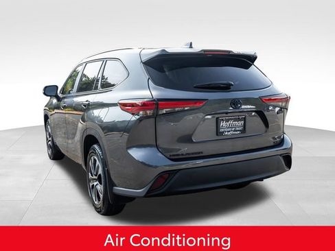 Used 2023 Toyota Highlander XLE AWD/4WD image 11