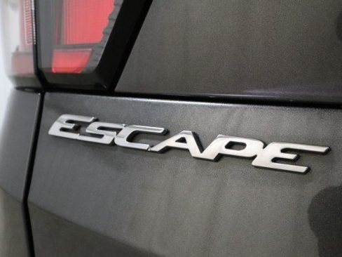 Used 2018 Ford Escape SE image 21