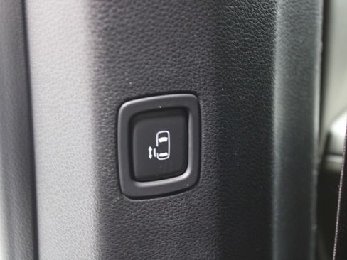 Used 2025 Kia Carnival FWD image 15
