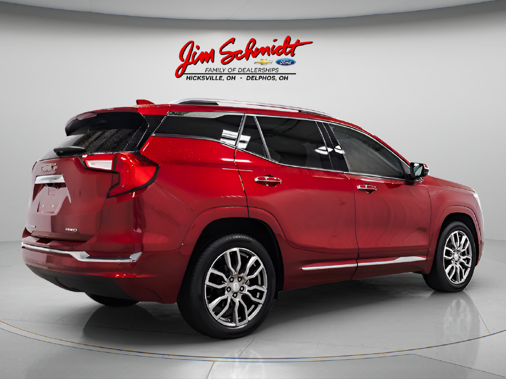 Used 2024 GMC Terrain Denali w/ Denali Premium Package AWD/4WD image 5