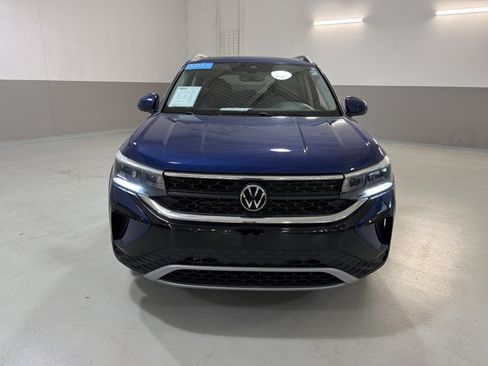 Used 2023 Volkswagen Taos SE w/ Panoramic Sunroof Package FWD image 2