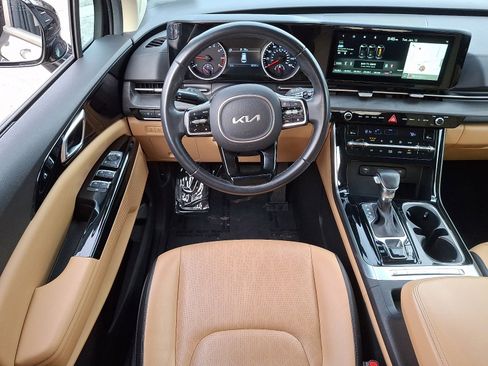 Used 2022 Kia Carnival EX image 12