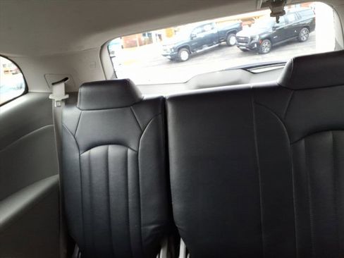 Used 2017 Chevrolet Traverse LT image 15