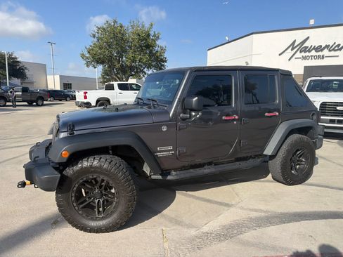 Used 2017 Jeep Wrangler Unlimited Sport AWD/4WD image 2