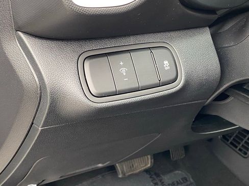 Used 2024 Hyundai Venue Limited FWD image 12