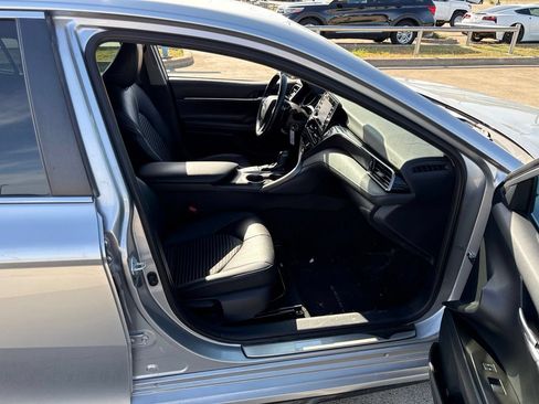 Used 2022 Toyota Camry SE FWD image 13