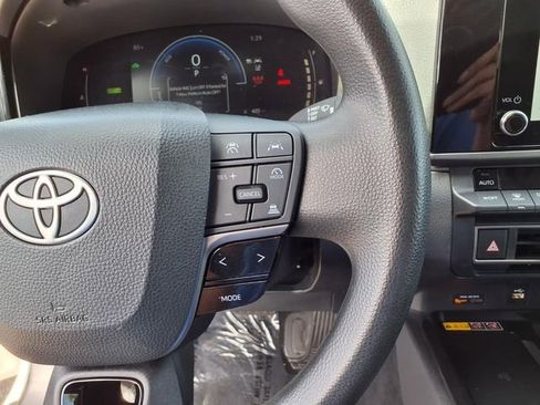 Used 2025 Toyota Camry LE image 18