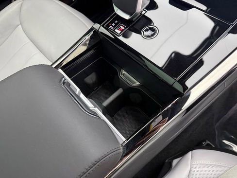 Used 2024 Land Rover Range Rover Sport Dynamic SE image 32