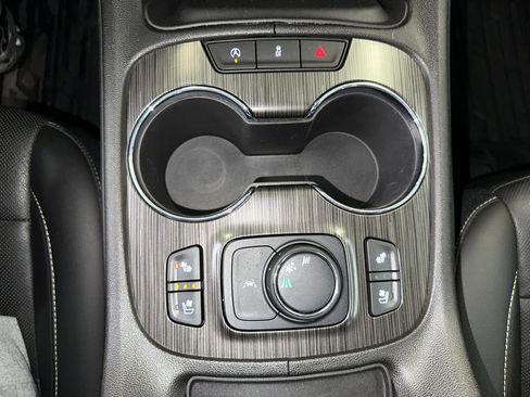 Certified 2023 GMC Acadia SLT w/ Technology Package image 17