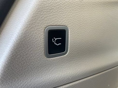 Used 2023 Chrysler Pacifica Touring-L FWD image 21