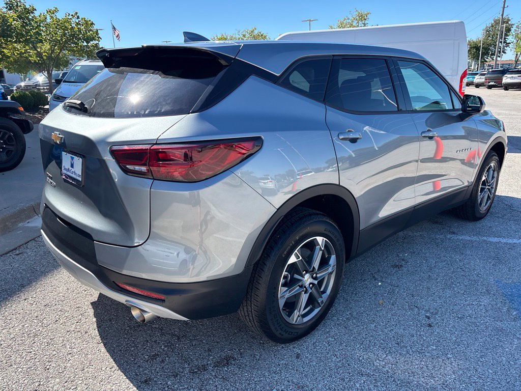 Used 2025 Chevrolet Blazer LT FWD image 11