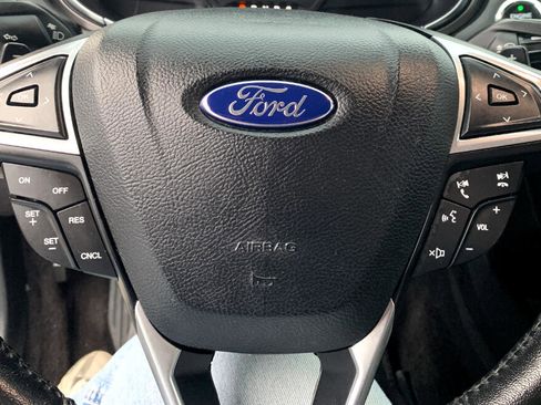 Used 2017 Ford Fusion SE w/ Fusion SE Technology Package image 18