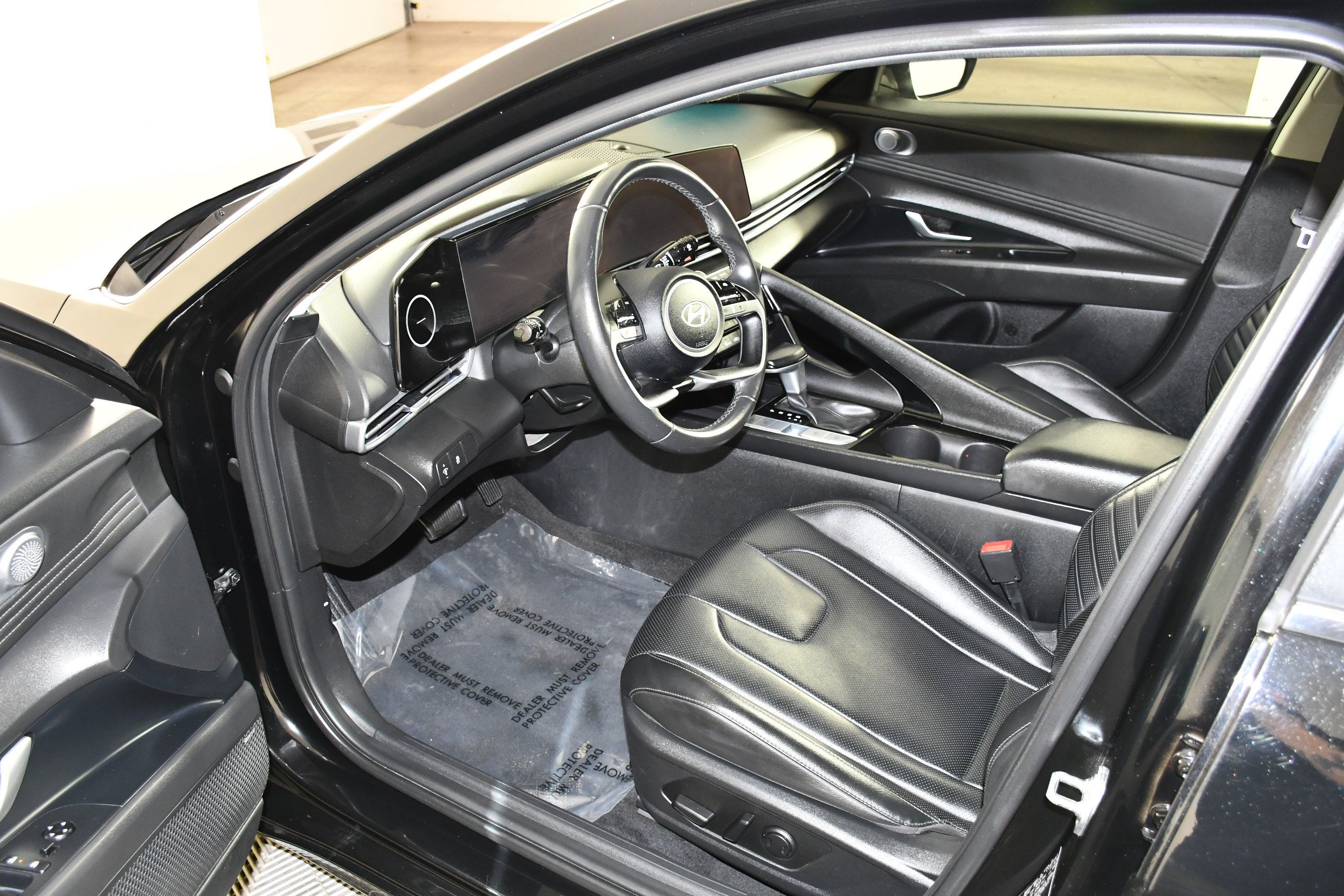 Used 2025 Hyundai Elantra Limited FWD image 2