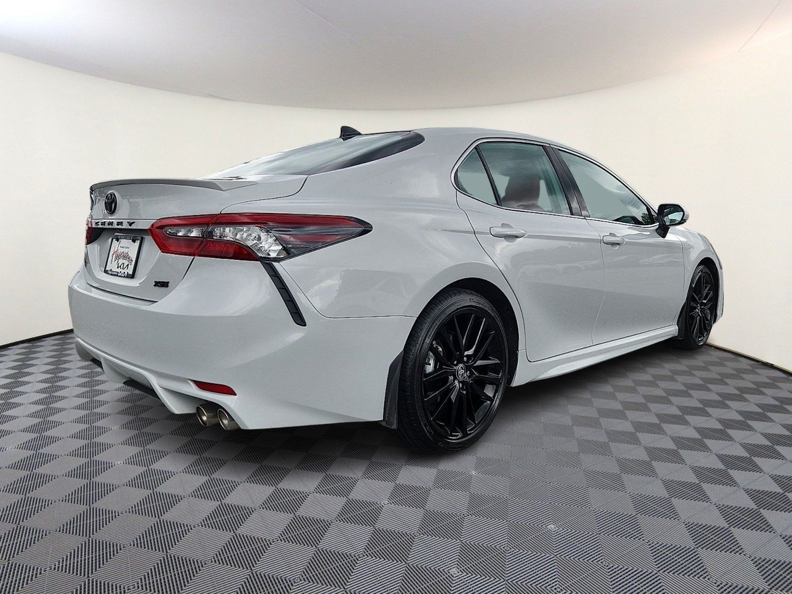 Used 2023 Toyota Camry XSE FWD image 6