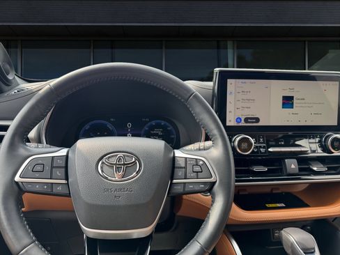 Used 2023 Toyota Highlander Platinum AWD/4WD image 4