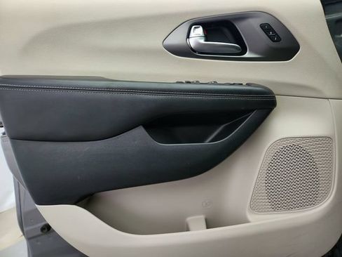 Used 2022 Chrysler Pacifica Touring-L FWD image 24